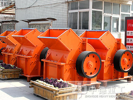 不僅可用于破碎生產(chǎn)線(xiàn)、制砂生產(chǎn)線(xiàn)，也可在選礦生產(chǎn)線(xiàn)中替代圓錐破碎機(jī)。下面我們就具體來(lái)看錘式破碎機(jī)應(yīng)用于哪些方面？